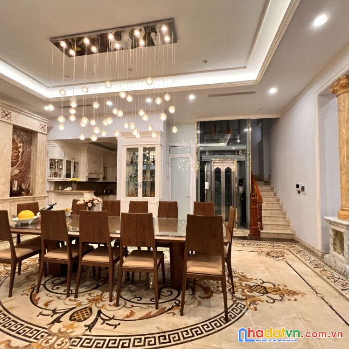 Căn nhà hoàng quốc việt 80m2, 7 tầng, mt 5m, giá 30,5 tỷ, ô tô, kinh doanh.