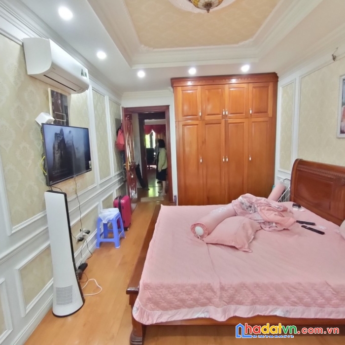 Căn nhà hoàng quốc việt 85m2, 9 tầng, mt 7,2m, giá 33,5 tỷ.
ỷ.