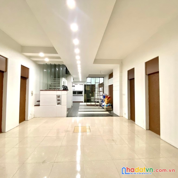 Chính chủ bán nhà phố nguyễn văn linh, gara ô tô, ô chờ thang máy, kinh doanh, nội thất cao cấp, ở