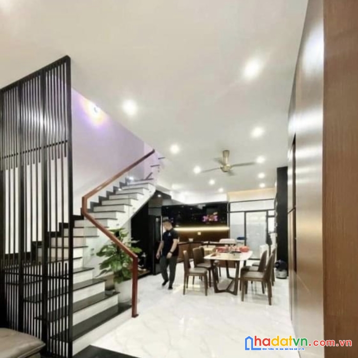 Nhà dân xây chắc chắn - lô góc về ở luôn - tiện ích xung quanh – ngõ thông các ngả - trung tâm