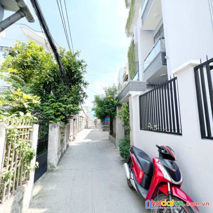 Nhà diện tích lớn 15.6x40 nở hậu 18m trệt 2 lầu hẻm xe hơi đường lương văn can p15q8