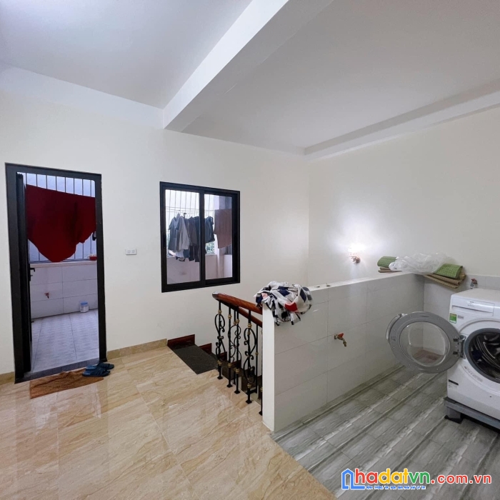 Bán nhà bồ đề: 33m2, 5 tầng, ô tô đỗ cổng, gần hồ bồ đề, 3.15 tỷ