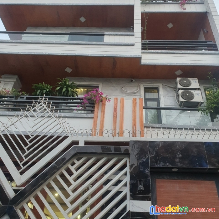 Cần bán biệt thự cao cấp thiết kế 3 lầu nằm ngay mặt tiền kdc bông sao f5 q8
