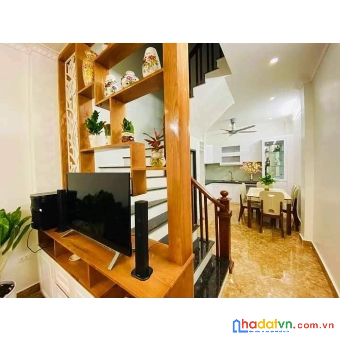 Bán nhà đẹp, dân xây đường chùa láng 45m2 5 tầng mt4m. 100m ra phố láng. 4.4 tỷ