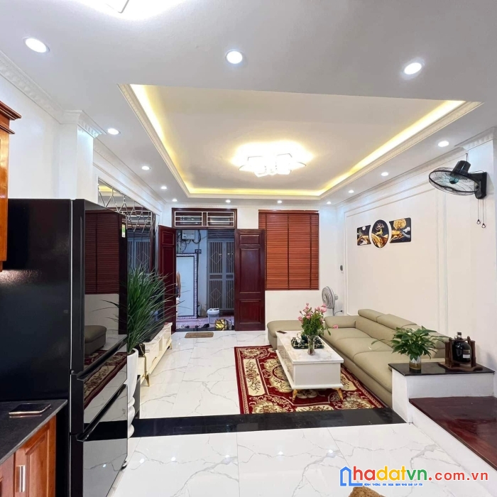 Nhà mới hoàng quốc việt xây 2 năm- đẹp lung linh- nội thất xịn xò- 15m ra ô tô đỗ - 2 thoáng