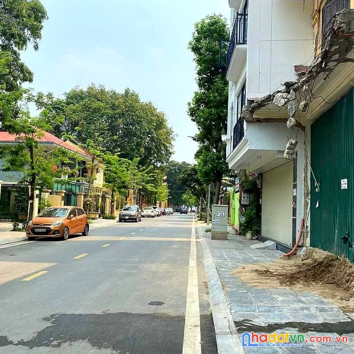 Phạm thủy
nhỉnh 5 tỷ -130 m2-ô tô tránh - mặt đường 8m -kinh doanh- bán đất bát khối, long biên.