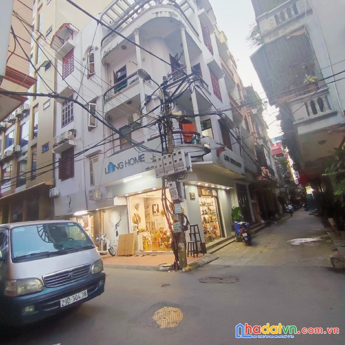 Cầu giấy – lô góc – 2 mặt xe tải tránh – vỉa hè – kinh doanh bất chấp.