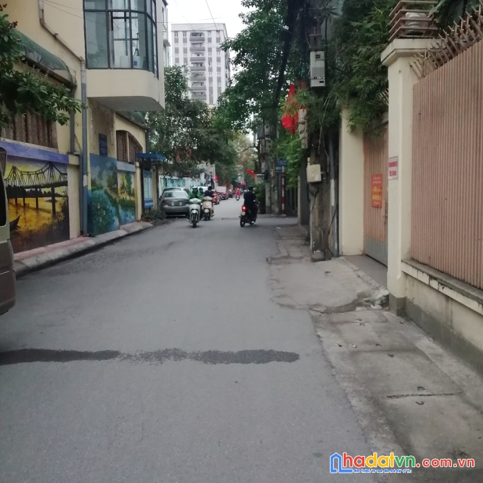 Nhà đẹp phân lô – ô tô qua nhà – nhà xây kiến cố chắc chắn - ở ngay.