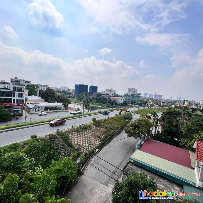 Siêu b.thự m.phố ngọc thụy 5 tầng t.máy view đê 160m 28 tỷ.