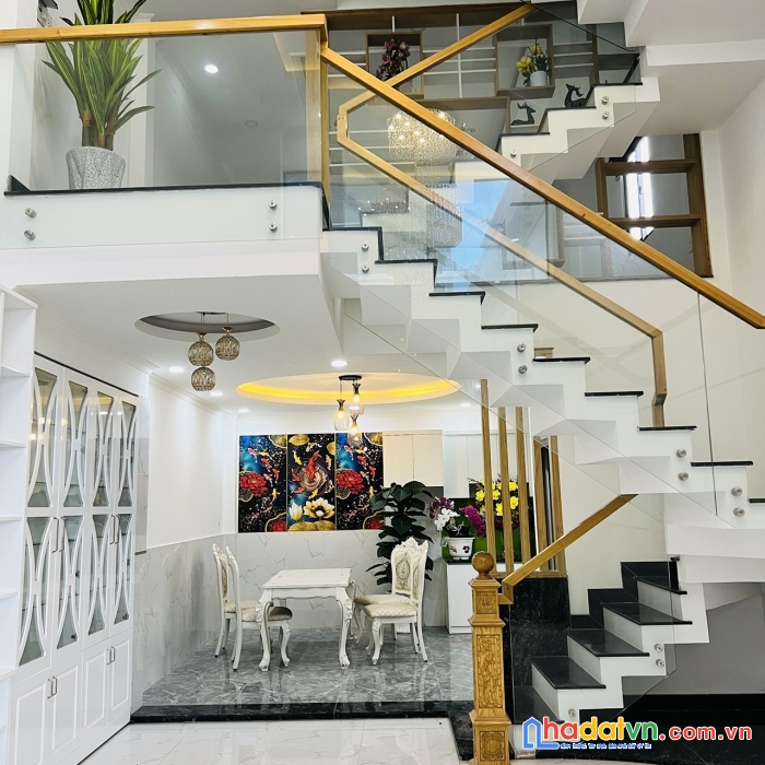 Bán nhà phố khu compound, căn góc, 2 mặt tiền đường 12m, sổ hồng hoàn công