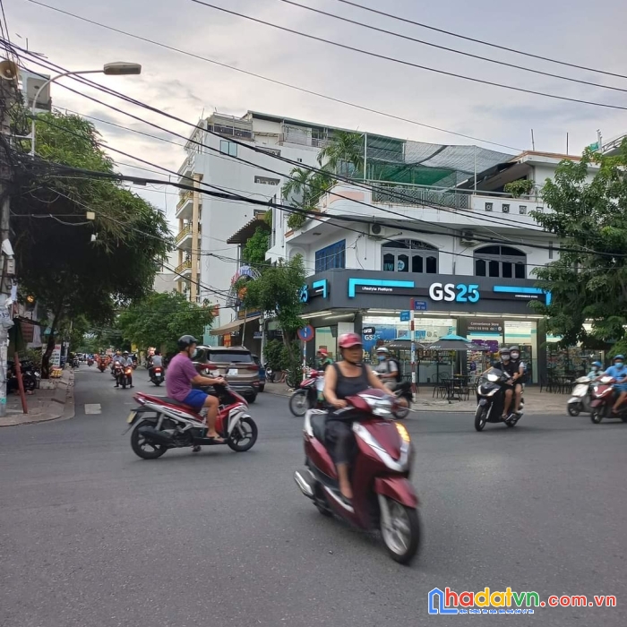 Bán miếng đất biệt thự  nhà cấp 4 ngang 4 x 20.67 m có 12,99 tỷ nguyễn thị thập tân quy  quận 7