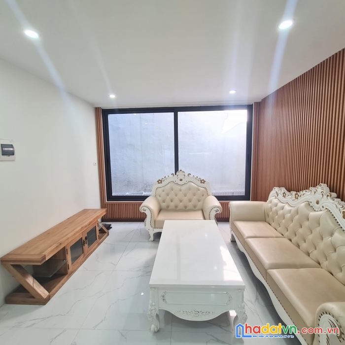Bán nhà thượng thanh, long biên, 81m, 3 tầng, giá 4.55 tỷ, ô tô 7 chỗ ngủ trong nhà.