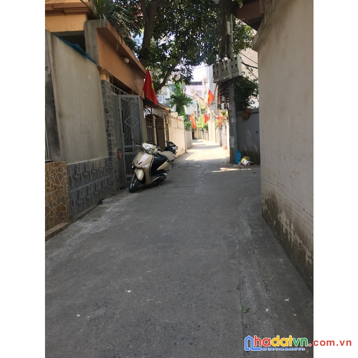 Bán đất ngọc thụy . vị trí trung tâm phố , gân chợ trường học các cấp . cách cầu long biên 800m .