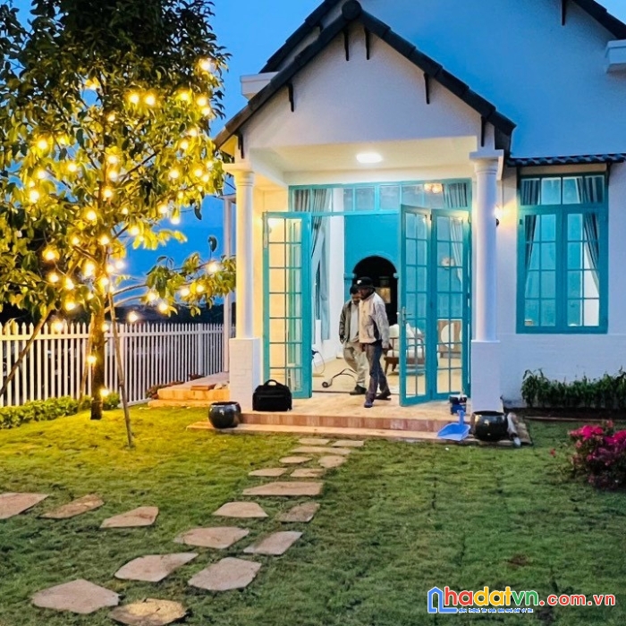 Bán căn villa ngay mặt tiền dt725