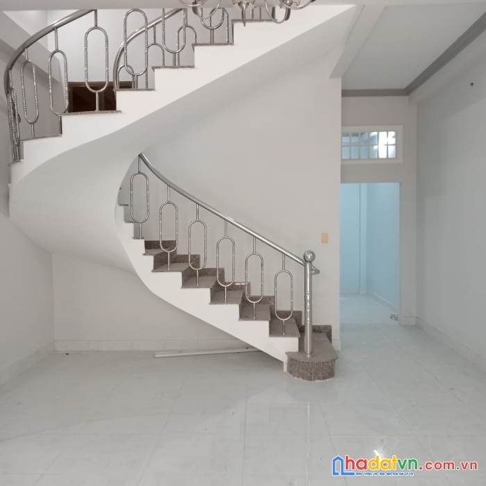 Bán nhà phan văn trị- 68m2- ngang 5m- xe hơi đậu cổng.