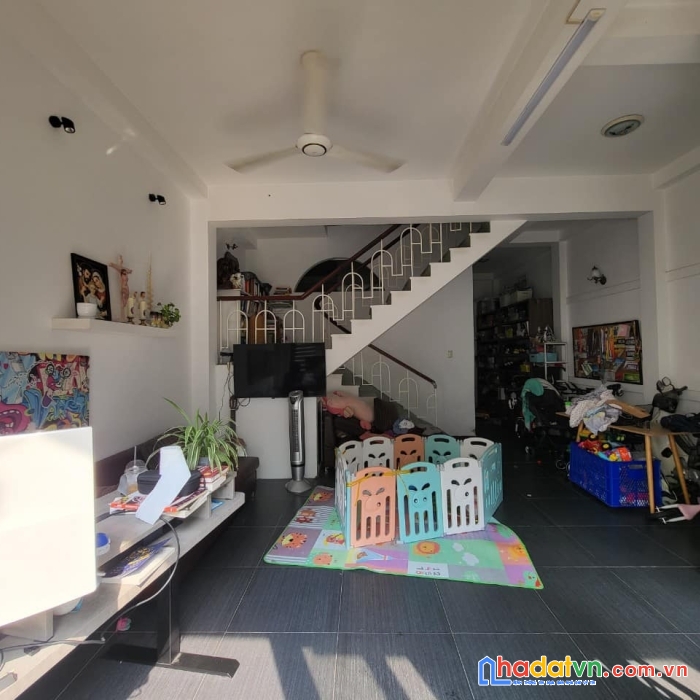 Nhà nhiêu tứ cần bàn, dt 101 m2 chỉ 17 tỷ, ngang hiếm 5.5m