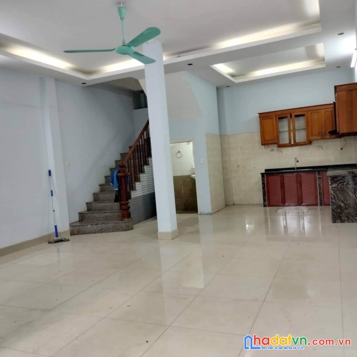 Bán gấp nhà mặt đường nước phần lan, tây hồ. dt 46m, 4t, 5,5mmt. oto, kinh doanh. chỉ 6,3 tỷ