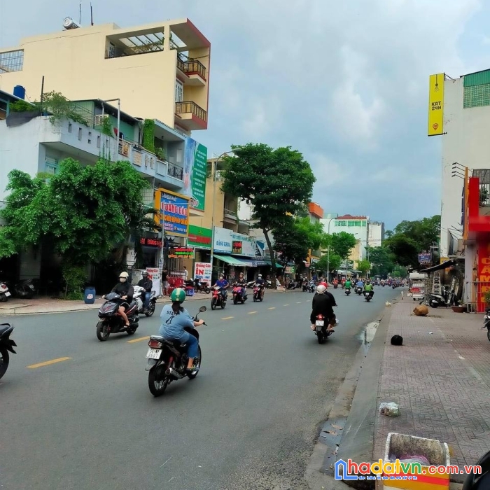 Bán nhà mặt tiền,2 tầng, đường gò dầu, 69m2 chỉ 11.7 tỷ, 2p ra eon mall, gần chợ tân hương
