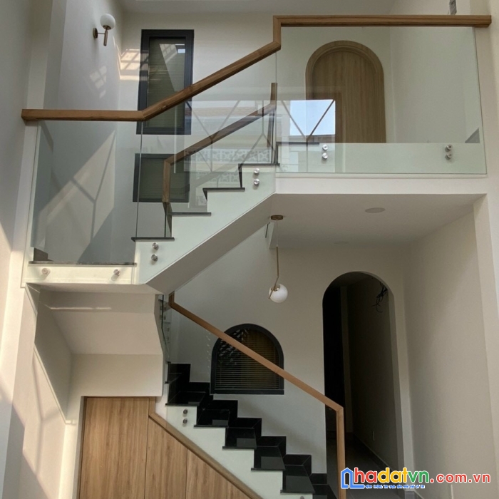 Bán nhà tân bình, chỉ 4.2 tỷ, 3.3 x 11m, 2 lầu, hoàng hoa thám