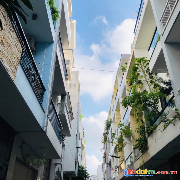 Nhà 4 tầng ngang 5 dt 53m2 , trước mặt là aeon tân phú