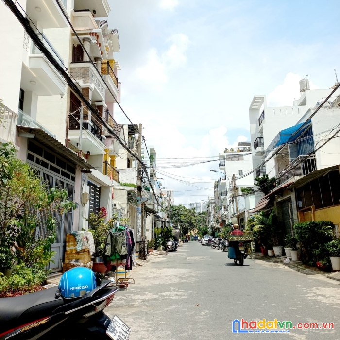 Bán nhà c4 mặt tiền đường số 33, quận 7, dt 70m2, giá 7.8 tỷ, khu phân lô hiện hữu, tiện xây mới.