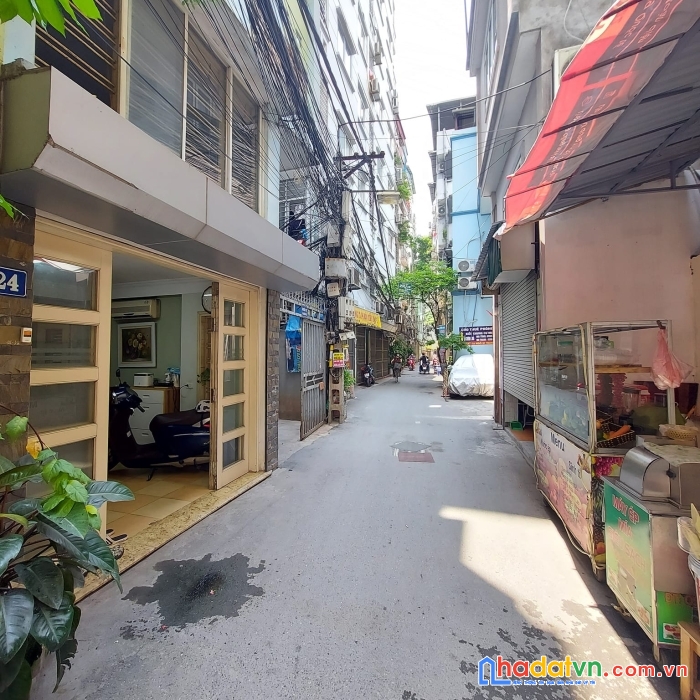 Nhà đẹp lô góc – nội thất xịn sò – ngõ rộng ô tô vào nhà – kinh doanh sầm uất.