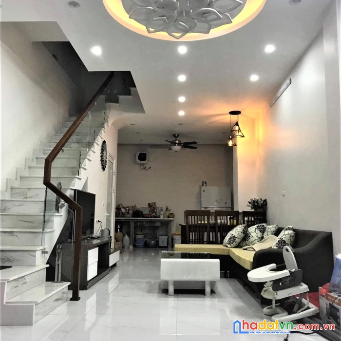 Bán nhà đình thôn hiếm,ở sướng, tặng full nội thất 35m 5 tầng 3 tỷ