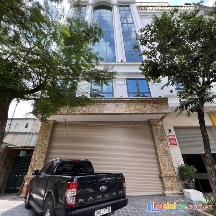 Bán nhà phố hoàng cầu - 98m2 - mt 8,8m - 36 tỷ - ngõ to như phố - kinh doanh sầm uất