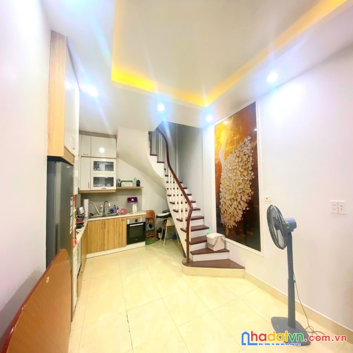 Chỉ 3.x tỷ. hộ khẩu cầu giấy - đi bộ sang trường đh thương mại- hồ tùng mậu.
