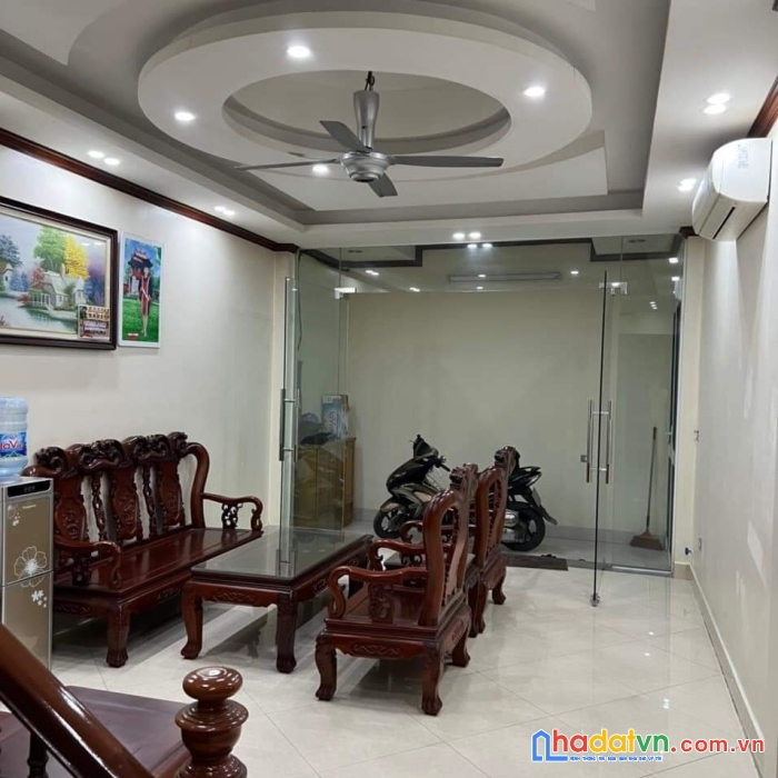 Có 1 không 2 - nhà dân xây- tặng hết nội thất- dt: 61m2 - giá 4.4 tỷ.