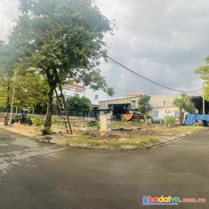 Đất biệt thự vị trí đẹp, góc 2 mặt đường cách quốc lộ 13 150m, gần khu đô thị vạn phúc