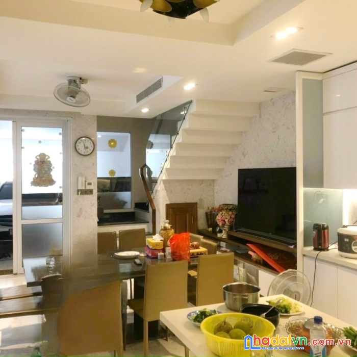 Nhà 4.4x21 nở hậu 5.5 mặt tiền kinh doanh đường âu dương lân p3q8