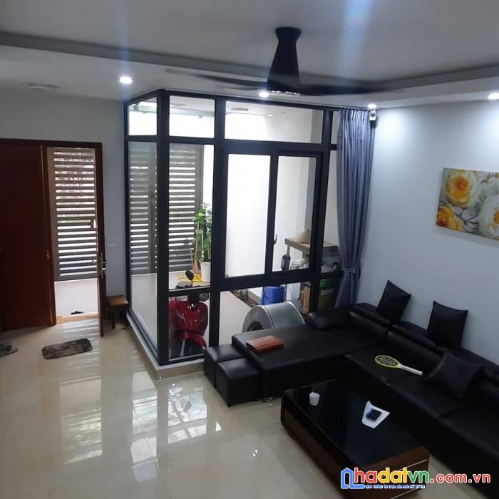 Bán gấp nhà hoàng hoa thám tây hồ kinh doanh ô tô dt 43m 4 tầng mt 5.4m chỉ nhỉnh 4 tỷ.
