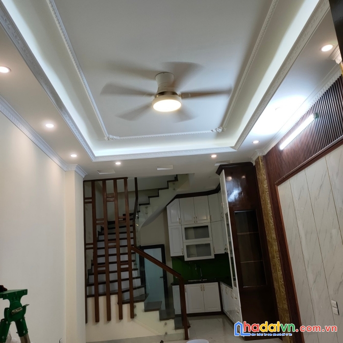 Bán nhà phố đê la thành nhỏ (đống đa). dt 40m2 x 5 tầng x 3.5m mt x giá 5.25 tỷ. nhà mới đẹp,