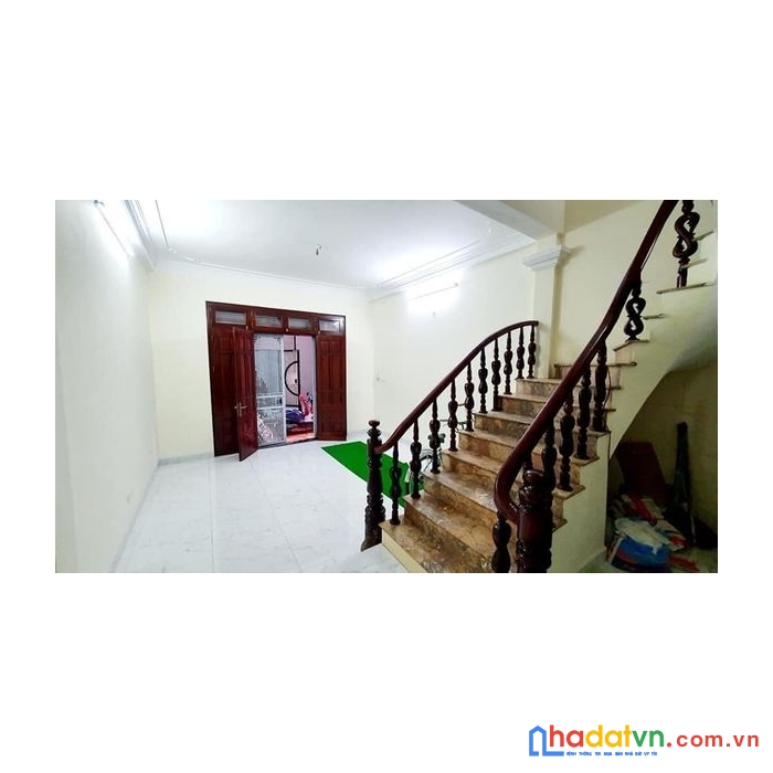 Bán nhà dương khuê
xe tải tránh nhau vù vù qua cổng -gần đh thương mại 
s: 36m x 5tầng
giá