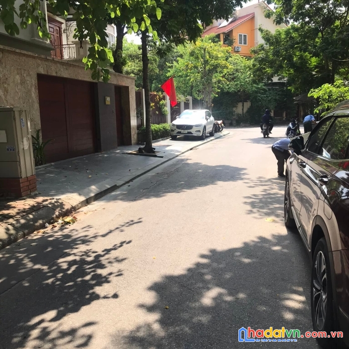 Hiếm và độc . bán bt 2 mặt đường làng việt kiều châu âu , 135m, 3 tầng, giá 25.8 tỷ