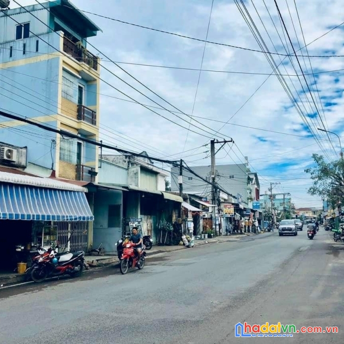 Bán nhà 3 lầu, mặt tiền chợ, kinh doanh nhộn nhịp, sổ riêng thổ cư chỉ 2ty350