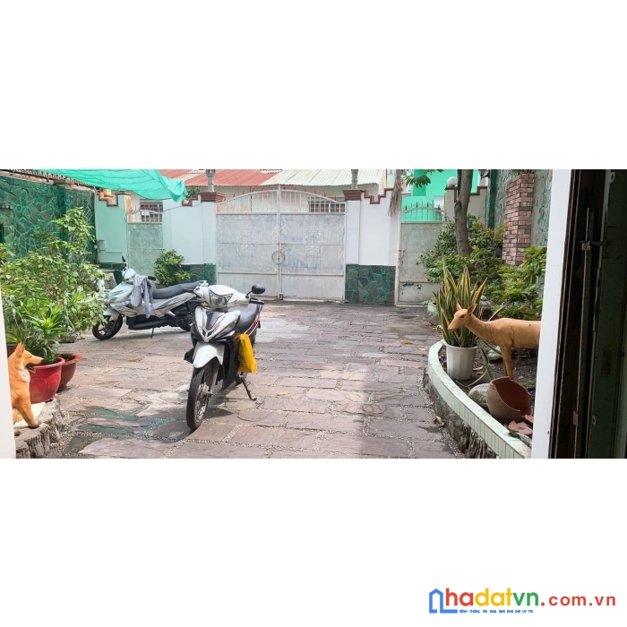 Bán biệt thự  sân vườn, đường luỹ bán bích 2 tầng, 305m2 chỉ 35 tỷ, cách mặt tiền 15m, ngay đầm sen