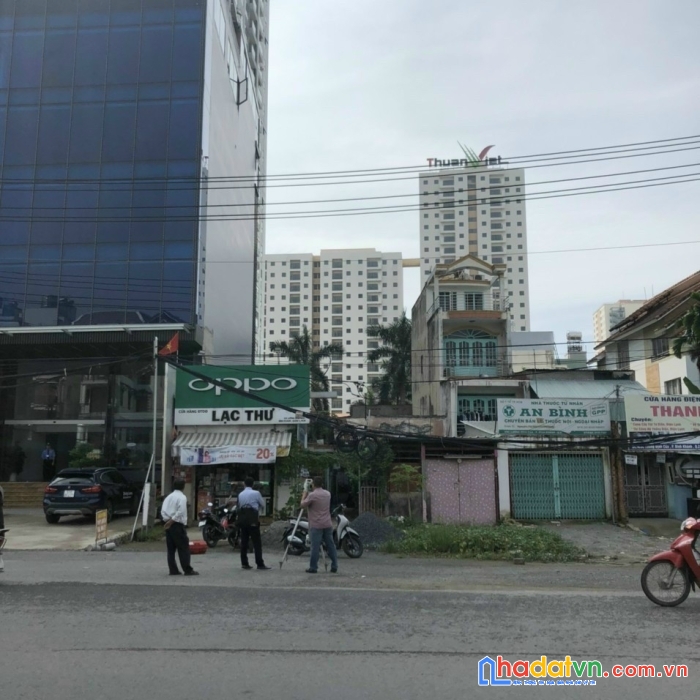 Bán biệt thự mt nguyễn văn hưởng, p.thảo điền. q2 
dt = 8 x22m. 175m2, trệt, 2 lầu. giá bán: 58 tỷ