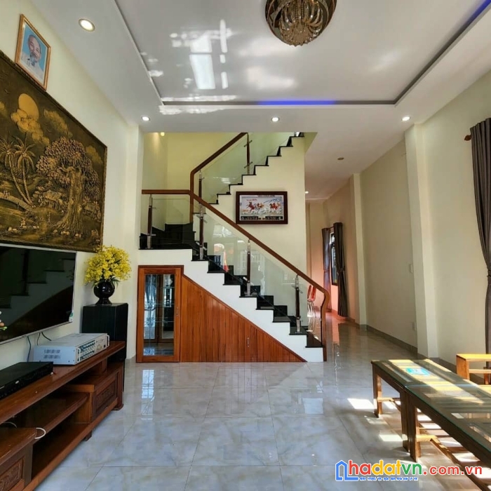 Chính chủ gửi bán gấp nhà 2 tầng 2 mặt kiệt ô tô 5m tôn đản. ô tô đậu đỗ thoải mái.