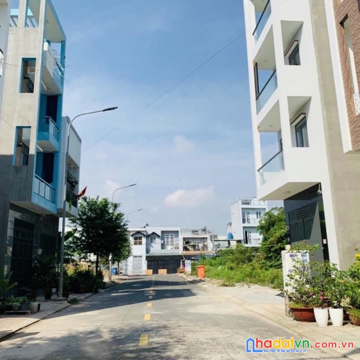 Đất bán bị lỗi vì ngay trung tâm quận với giá lỗi, lại lỗi dt lớn 100m2 ngang 7m