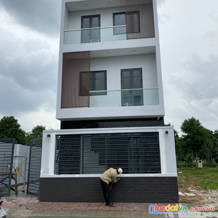 Bán nhà ngay chợ bình chánh, shr, nhà thực tế 100%