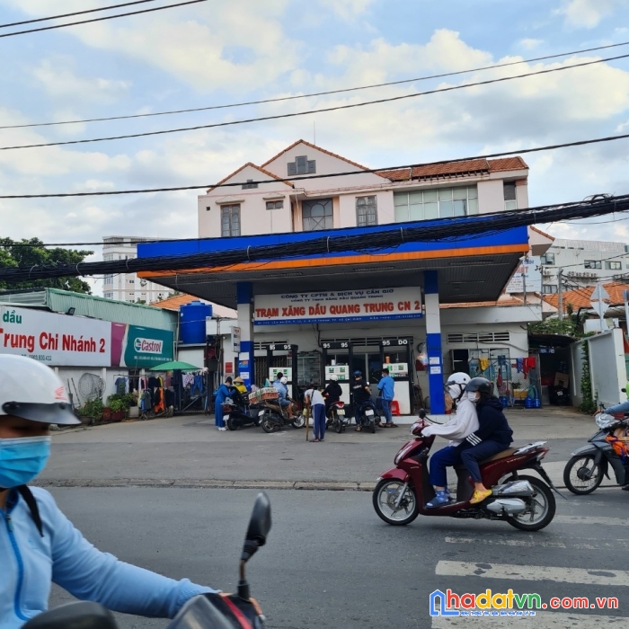 Cc gửi bán nhà 2mt ung văn khiêm - d4 bình thạnh. dt: 20mx42m, kv: 832m2, cn: 791m2. hđt: 200tr.