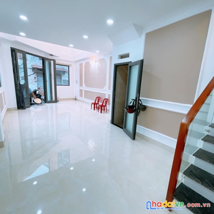 [7.8 tỷ] bán gấp nhà lô gốc 2 mặt đường xe hơi tránh- nơ trang long