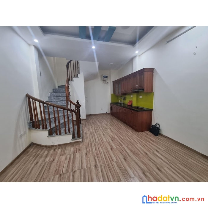 Bán nhà phố thuỵ khuê, sát phố, 35m2, 4m,  nhỉnh 4 tỷ.