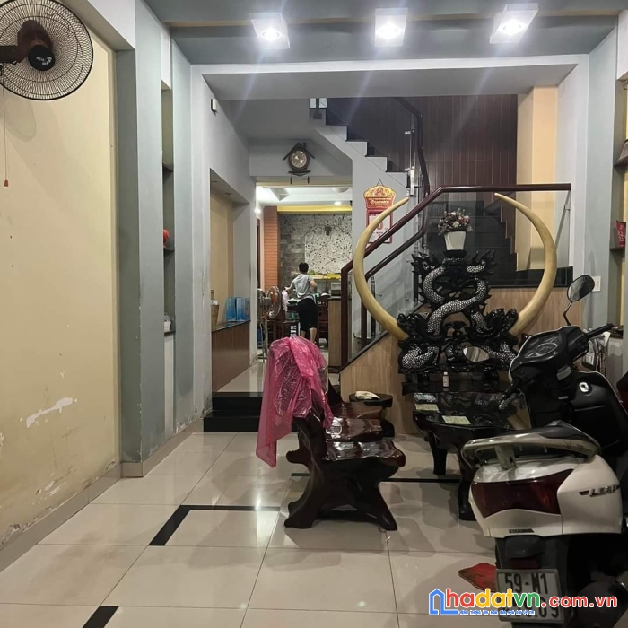Bán nhà quận 11, hxh đường lạc long quân, sát đầm sen, ubnd q11, 4 tầng, nở hậu tài lộc, 4tầng,