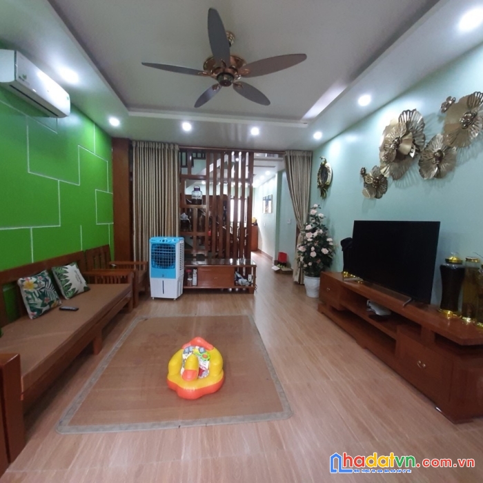 Bán gấp nhà mặt phố rộng, thông nhiều ngã, ô tô vào nhà, kinh doanh