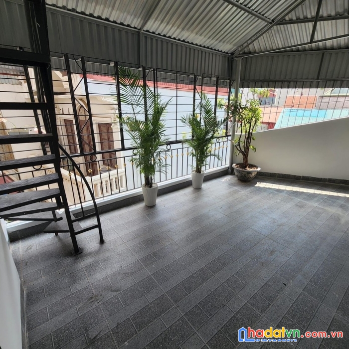 Bán nhà ngọc lâm ,long biên 31m2 5 tầng 2.7 tỷ ngõ thông thoáng