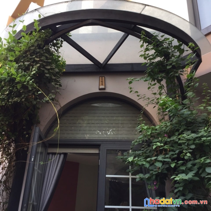 Mặt tiền cầu xéo đỉnh của đỉnh.  ngang hơn 10m. phù hợp tất cả các dịch vụ. 1804004