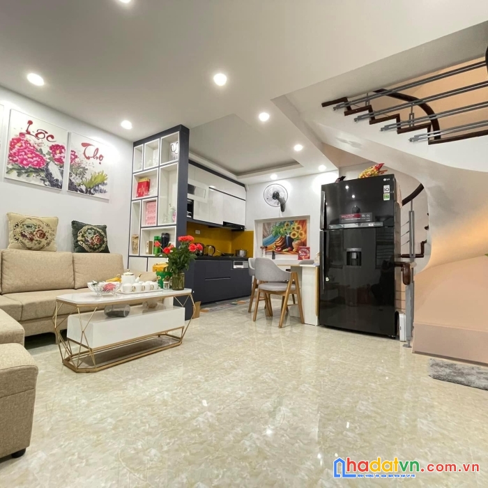 Bán nhà phố nguyễn văn cừ, 4.5 tỷ, 45m2x5t. gần cầu chương dương,ô tô vào nhà.
